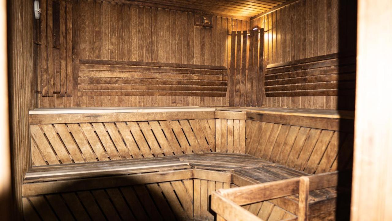 Fox Hostel Almaty Esterno foto