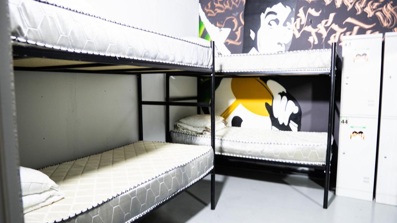 Fox Hostel Almaty Esterno foto